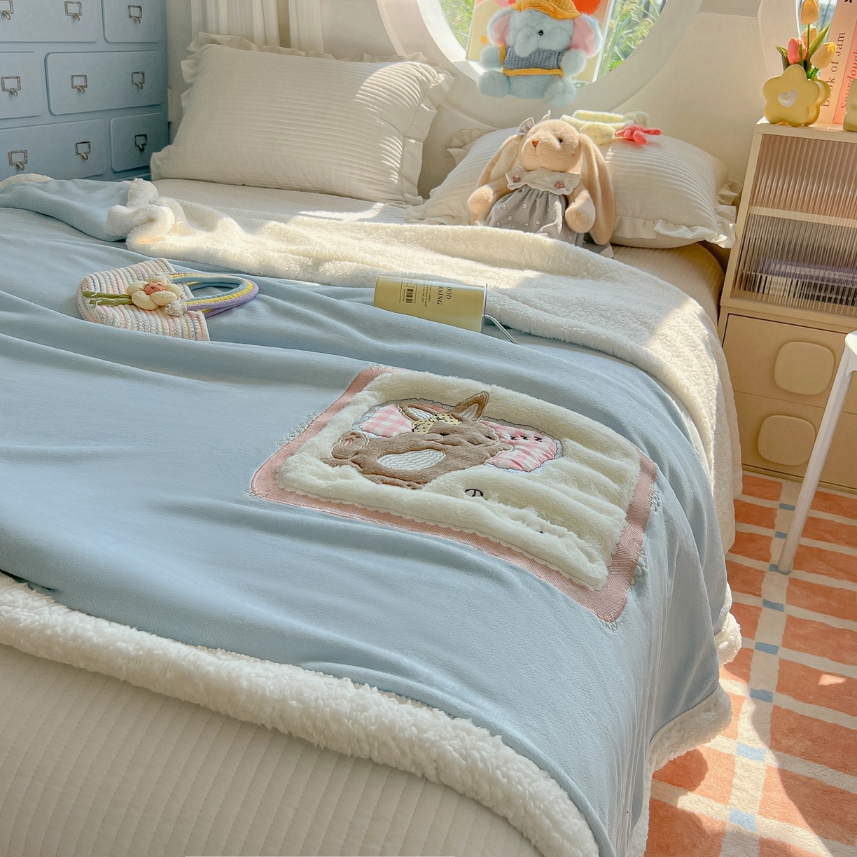 91家纺网 家纺一手货源 找家纺 子钦家纺 2025新款秋冬加厚牛奶绒羊羔绒卡通贴布绣包边毛毯（第二波） 睡觉兔-天蓝