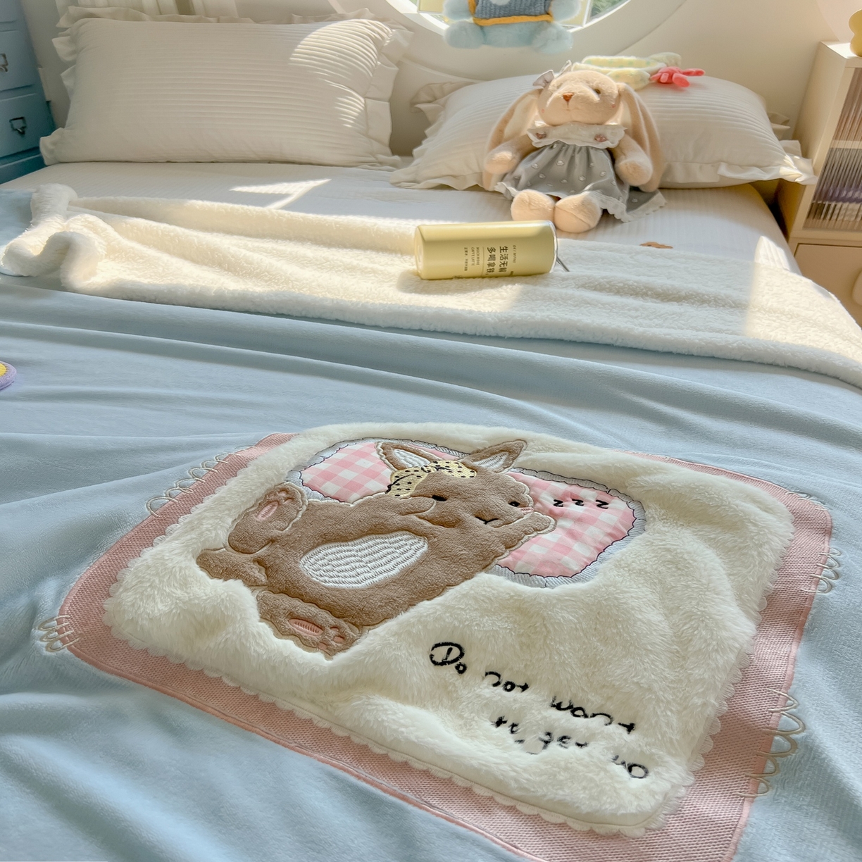 91家纺网 家纺一手货源 找家纺 子钦家纺 2025新款秋冬加厚牛奶绒羊羔绒卡通贴布绣包边毛毯（第二波） 睡觉兔-天蓝