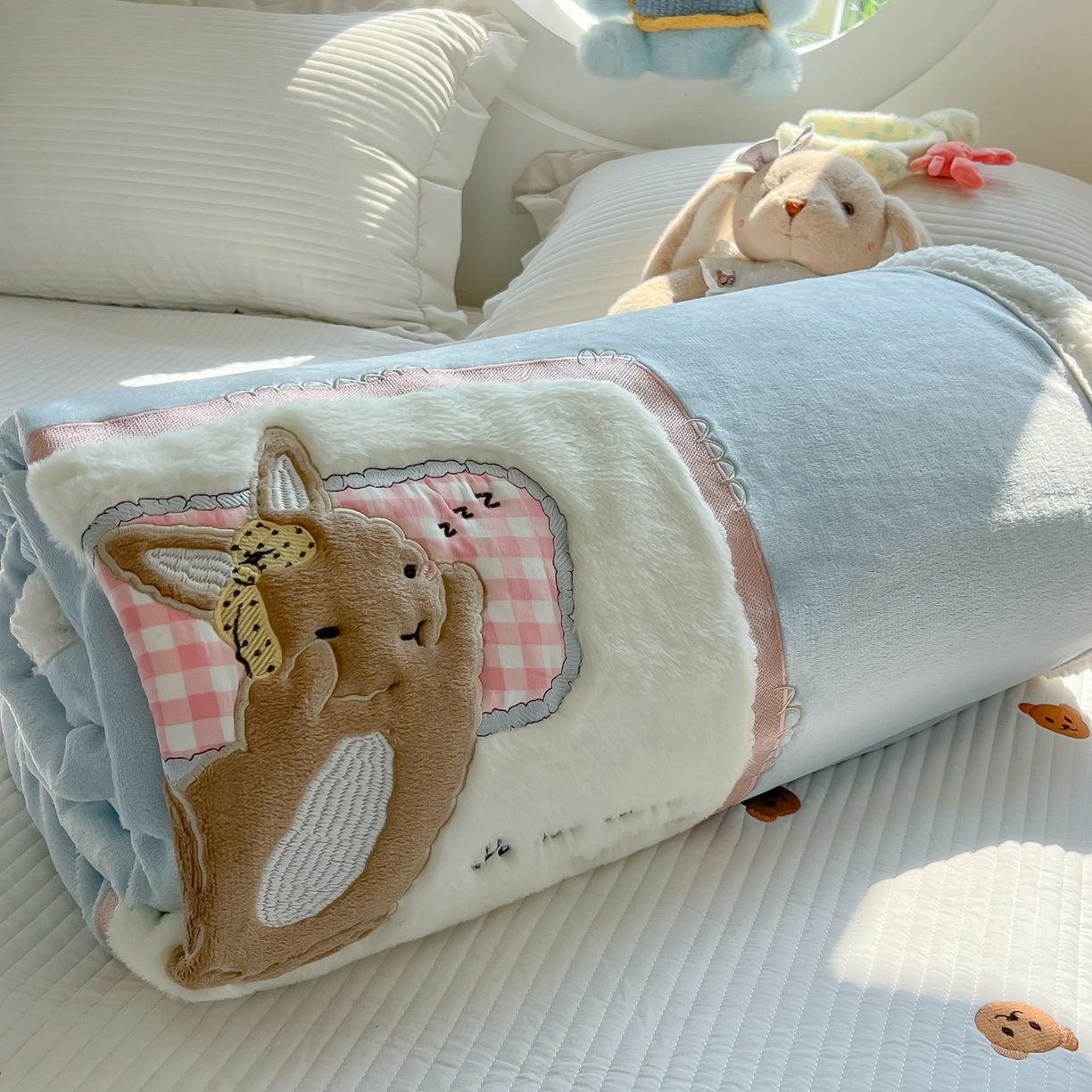 91家纺网 家纺一手货源 找家纺 子钦家纺 2025新款秋冬加厚牛奶绒羊羔绒卡通贴布绣包边毛毯（第二波） 睡觉兔-天蓝