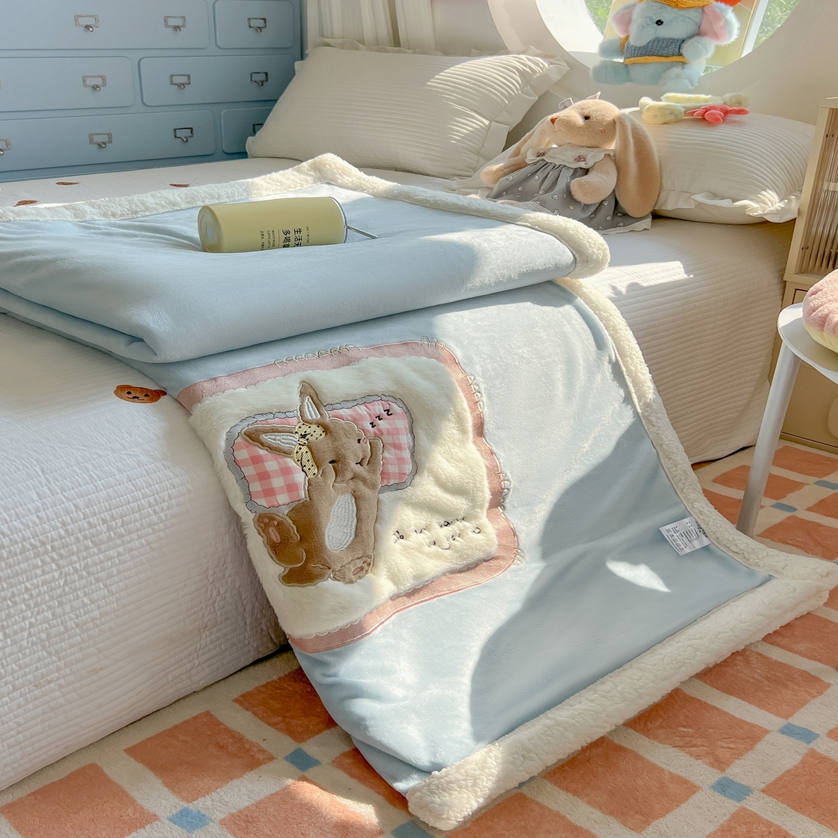 91家纺网 家纺一手货源 找家纺 子钦家纺 2025新款秋冬加厚牛奶绒羊羔绒卡通贴布绣包边毛毯（第二波） 睡觉兔-天蓝