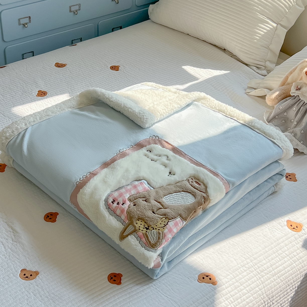 91家纺网 家纺一手货源 找家纺 子钦家纺 2025新款秋冬加厚牛奶绒羊羔绒卡通贴布绣包边毛毯（第二波） 睡觉兔-天蓝