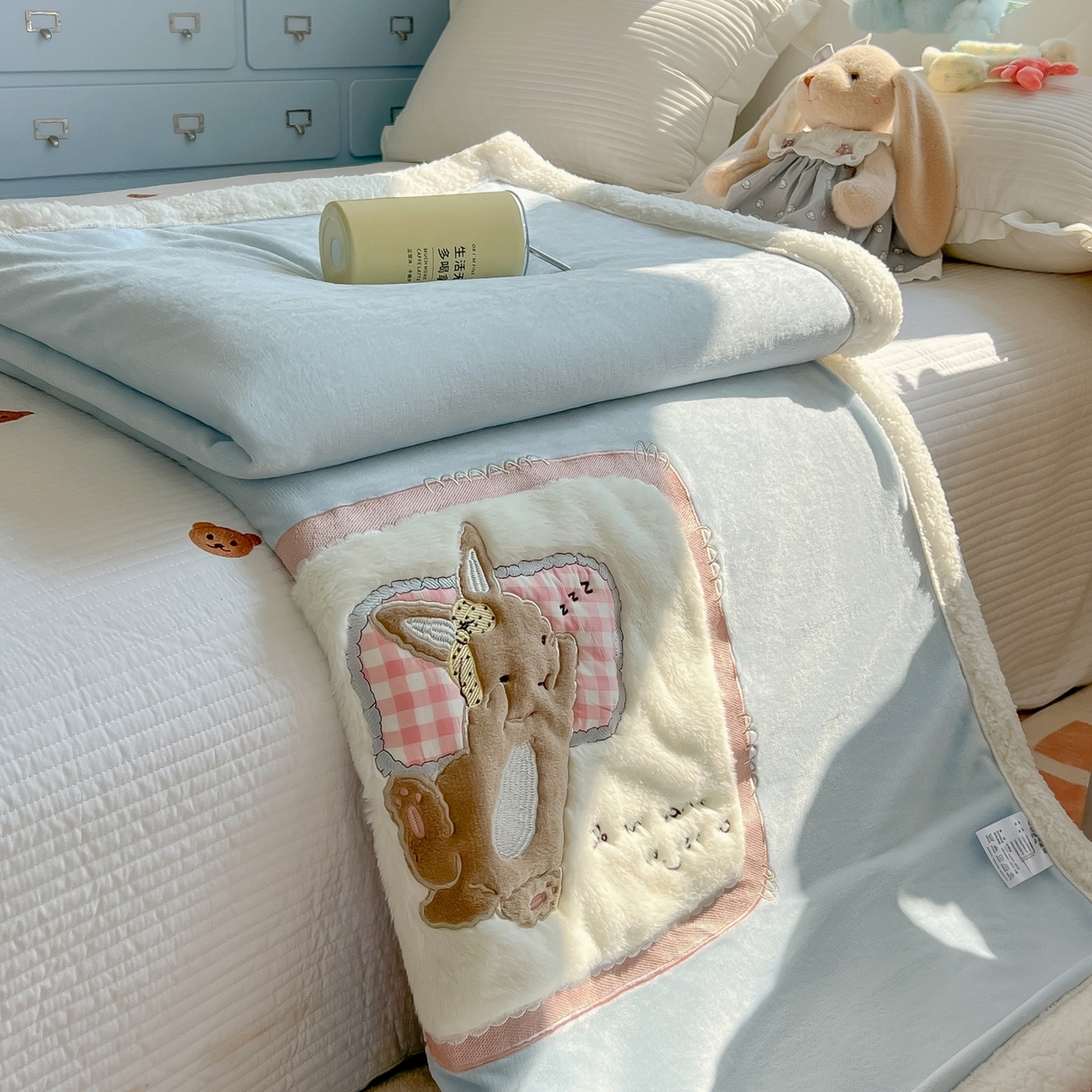 91家纺网 家纺一手货源 找家纺 子钦家纺 2025新款秋冬加厚牛奶绒羊羔绒卡通贴布绣包边毛毯（第二波） 睡觉兔-天蓝