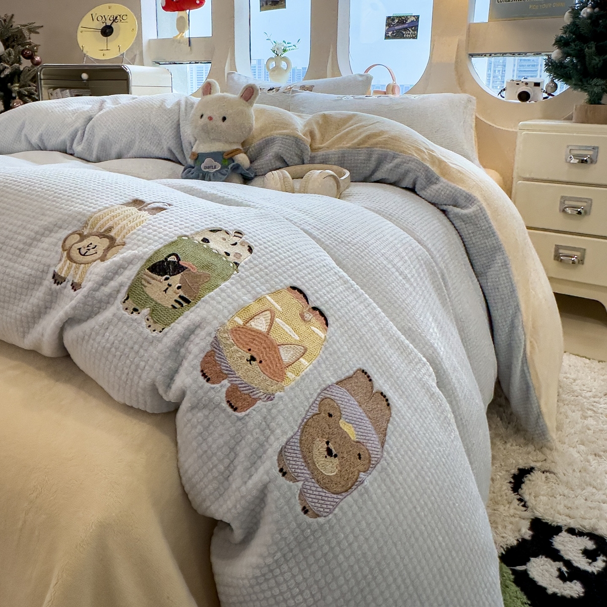 91家纺网 家纺一手货源 找家纺 凯罗 2025秋冬牛奶绒绣花四件套 趴趴乐园