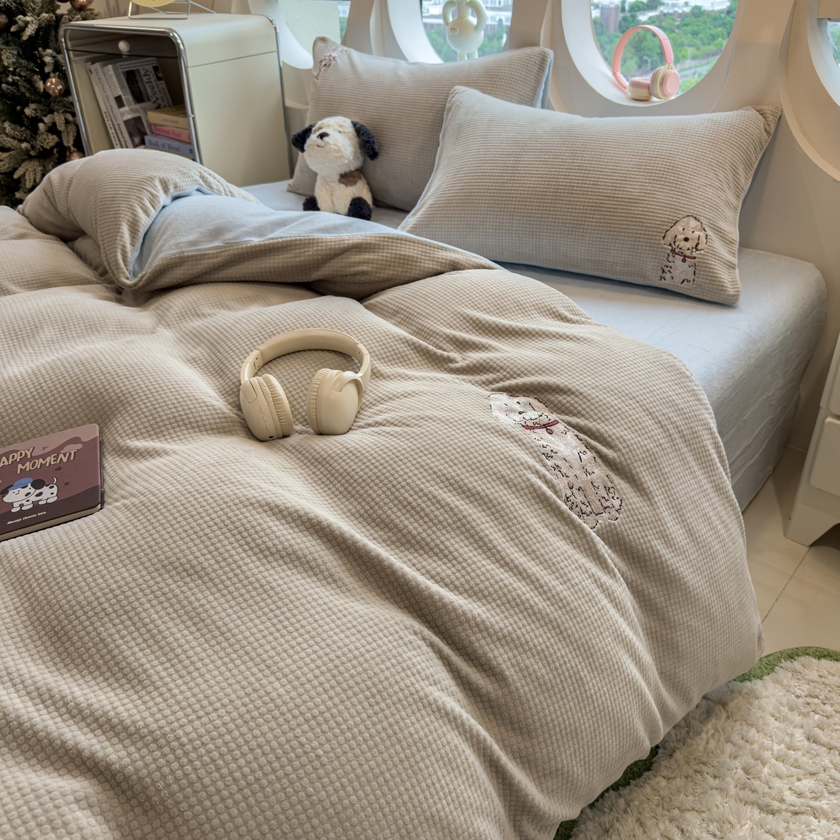 91家纺网 家纺一手货源 找家纺 凯罗 2025秋冬牛奶绒绣花四件套 可爱狗狗