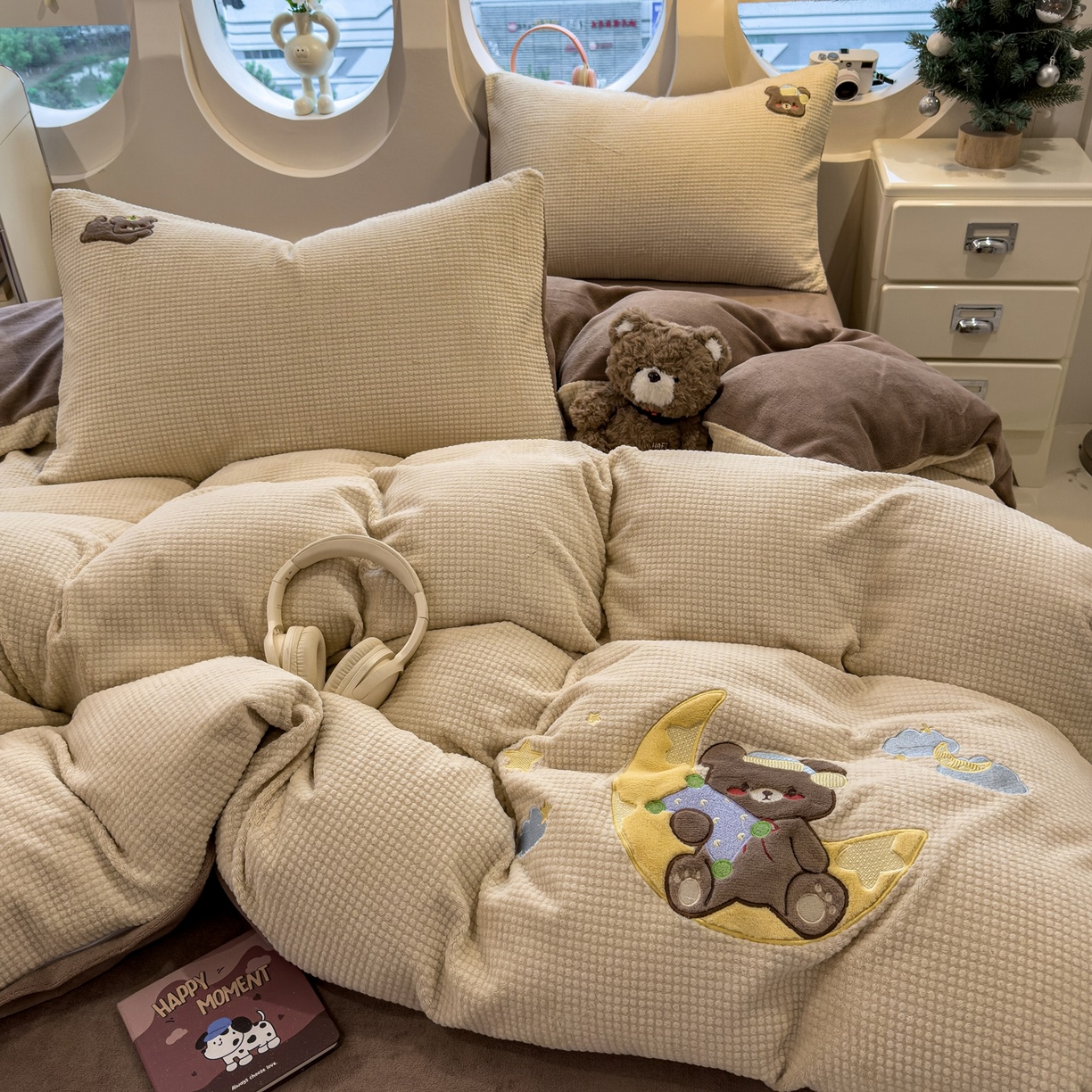 91家纺网 家纺一手货源 找家纺 凯罗 2025秋冬牛奶绒绣花四件套 晚安熊仔