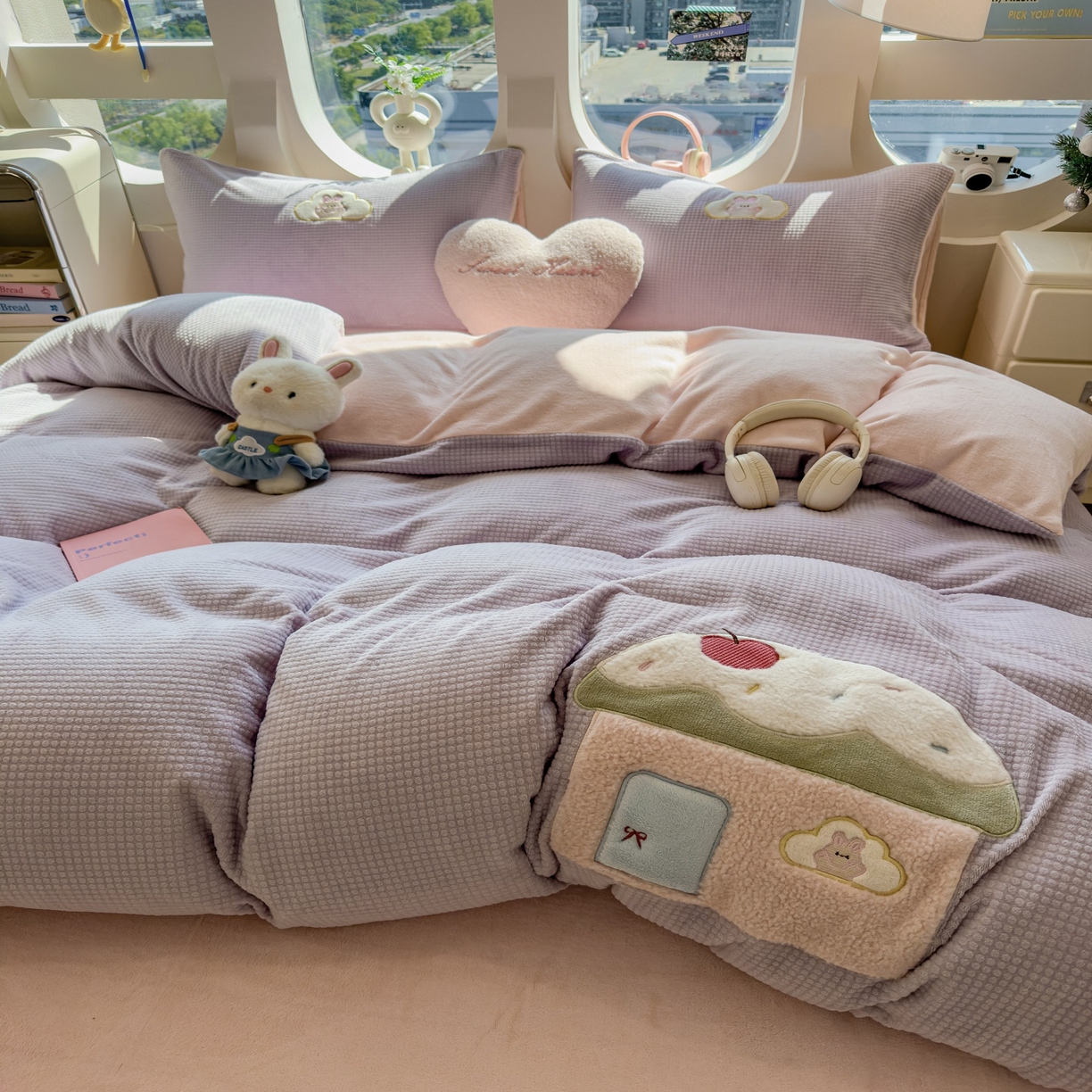 91家纺网 家纺一手货源 找家纺 凯罗 2025秋冬牛奶绒绣花四件套 奶油小屋