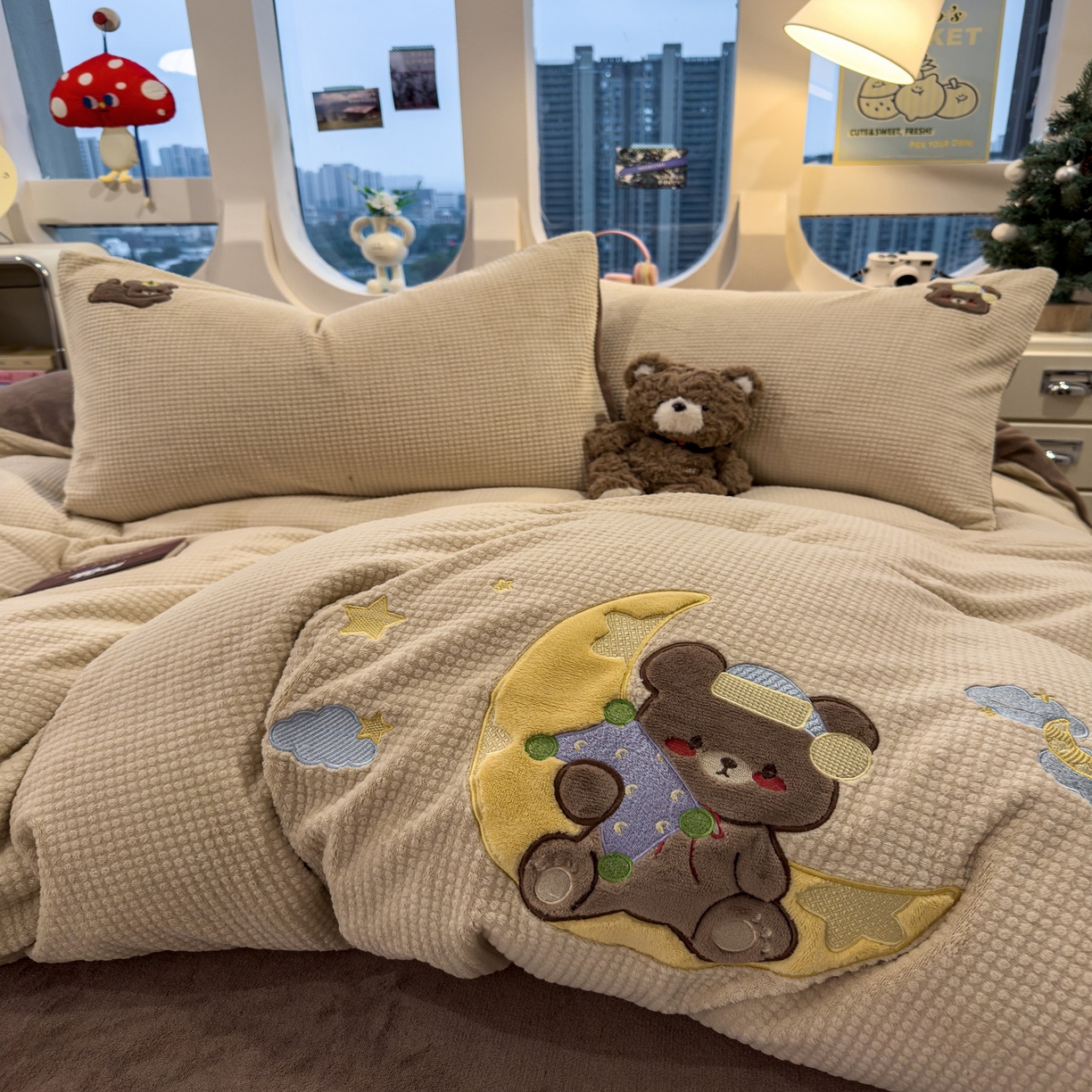 91家纺网 家纺一手货源 找家纺 凯罗 2025秋冬牛奶绒绣花四件套 晚安熊仔