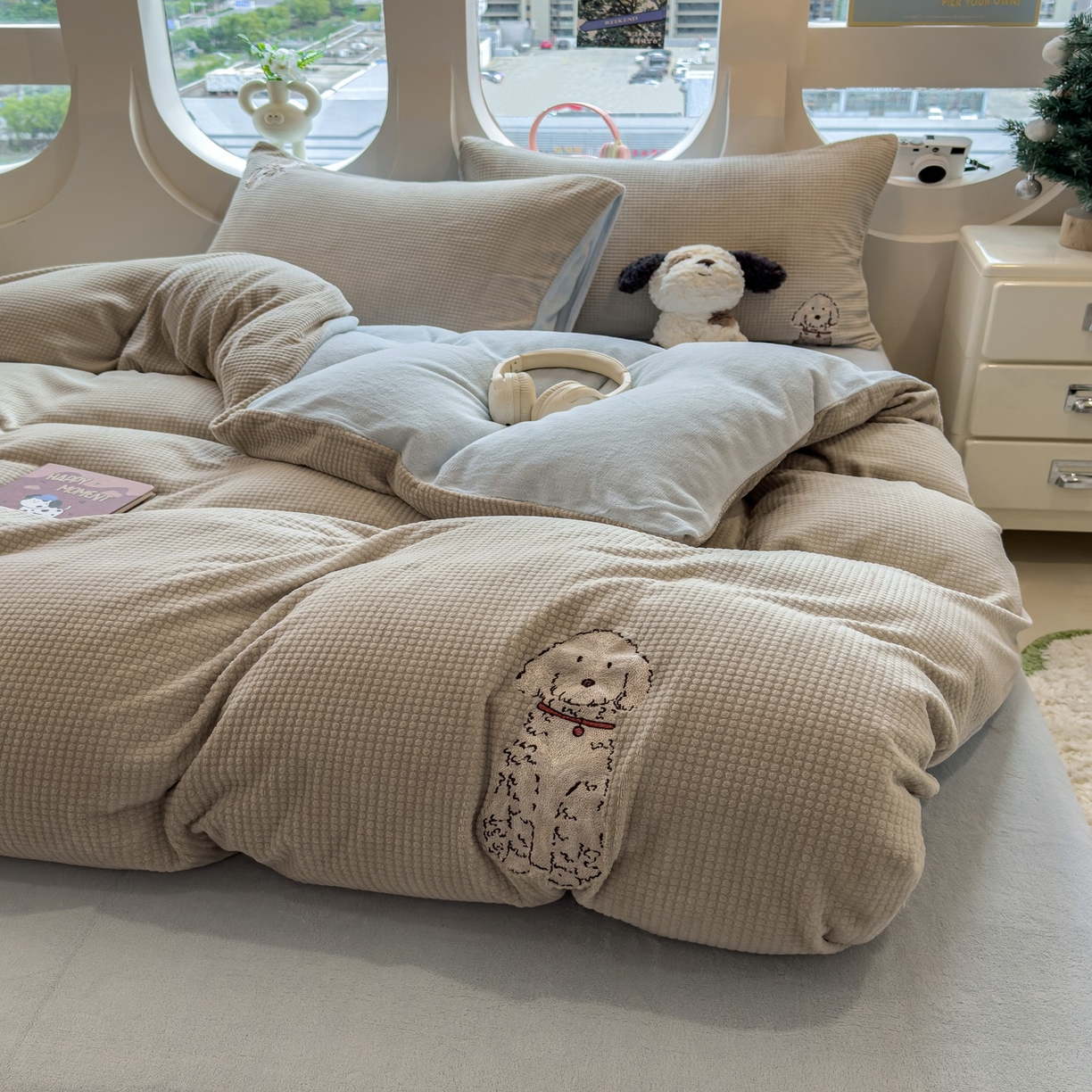 91家纺网 家纺一手货源 找家纺 凯罗 2025秋冬牛奶绒绣花四件套 可爱狗狗