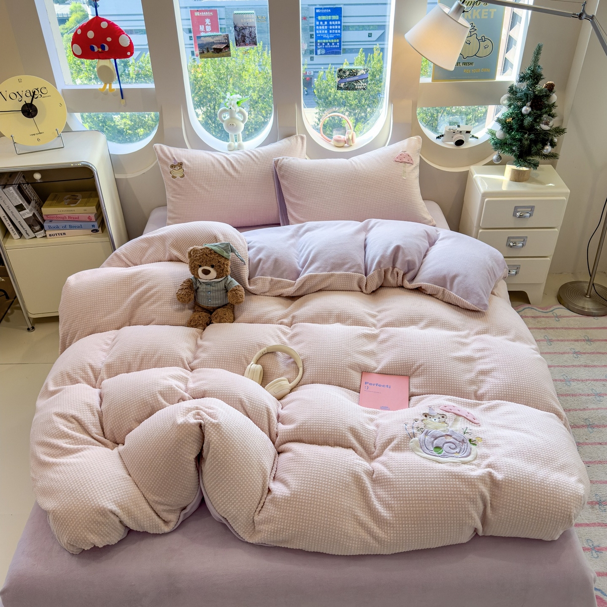 91家纺网 家纺一手货源 找家纺 凯罗 2025秋冬牛奶绒绣花四件套 骑着蜗牛去上学