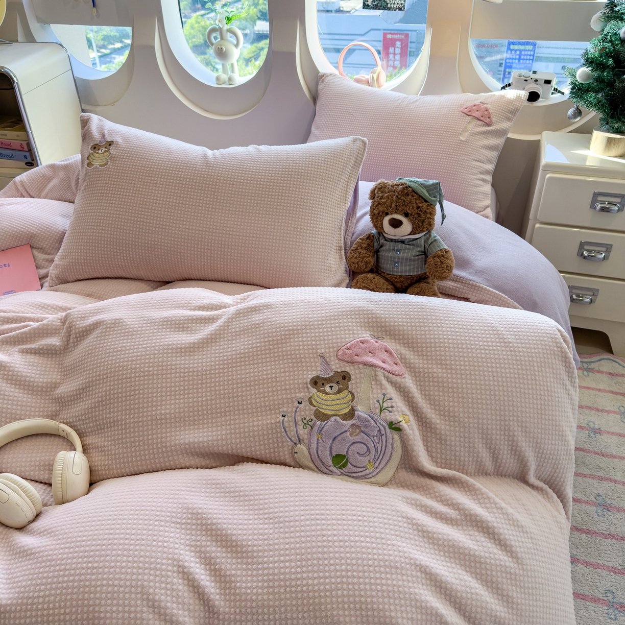 91家纺网 家纺一手货源 找家纺 凯罗 2025秋冬牛奶绒绣花四件套 骑着蜗牛去上学