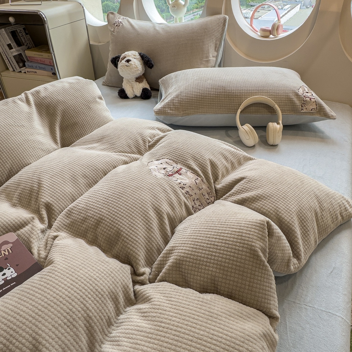 91家纺网 家纺一手货源 找家纺 凯罗 2025秋冬牛奶绒绣花四件套 可爱狗狗