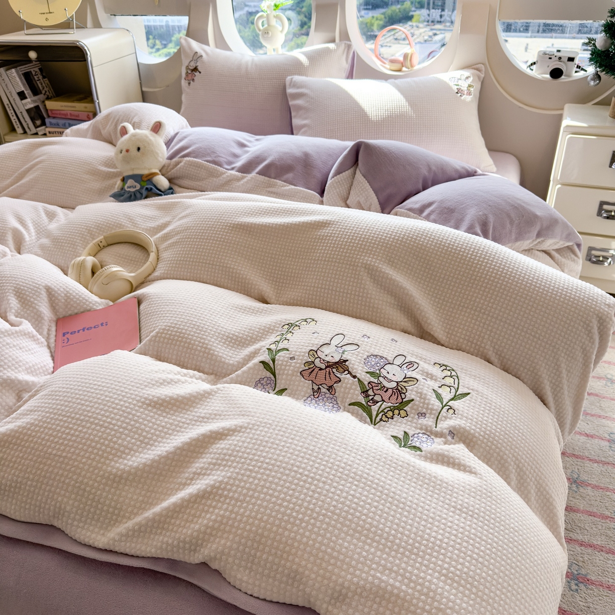 91家纺网 家纺一手货源 找家纺 凯罗 2025秋冬牛奶绒绣花四件套 兔仙子的音乐会