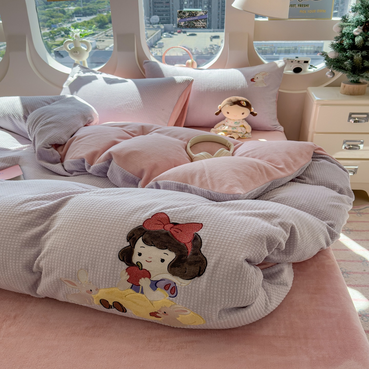 91家纺网 家纺一手货源 找家纺 凯罗 2025秋冬牛奶绒绣花四件套 白雪公主