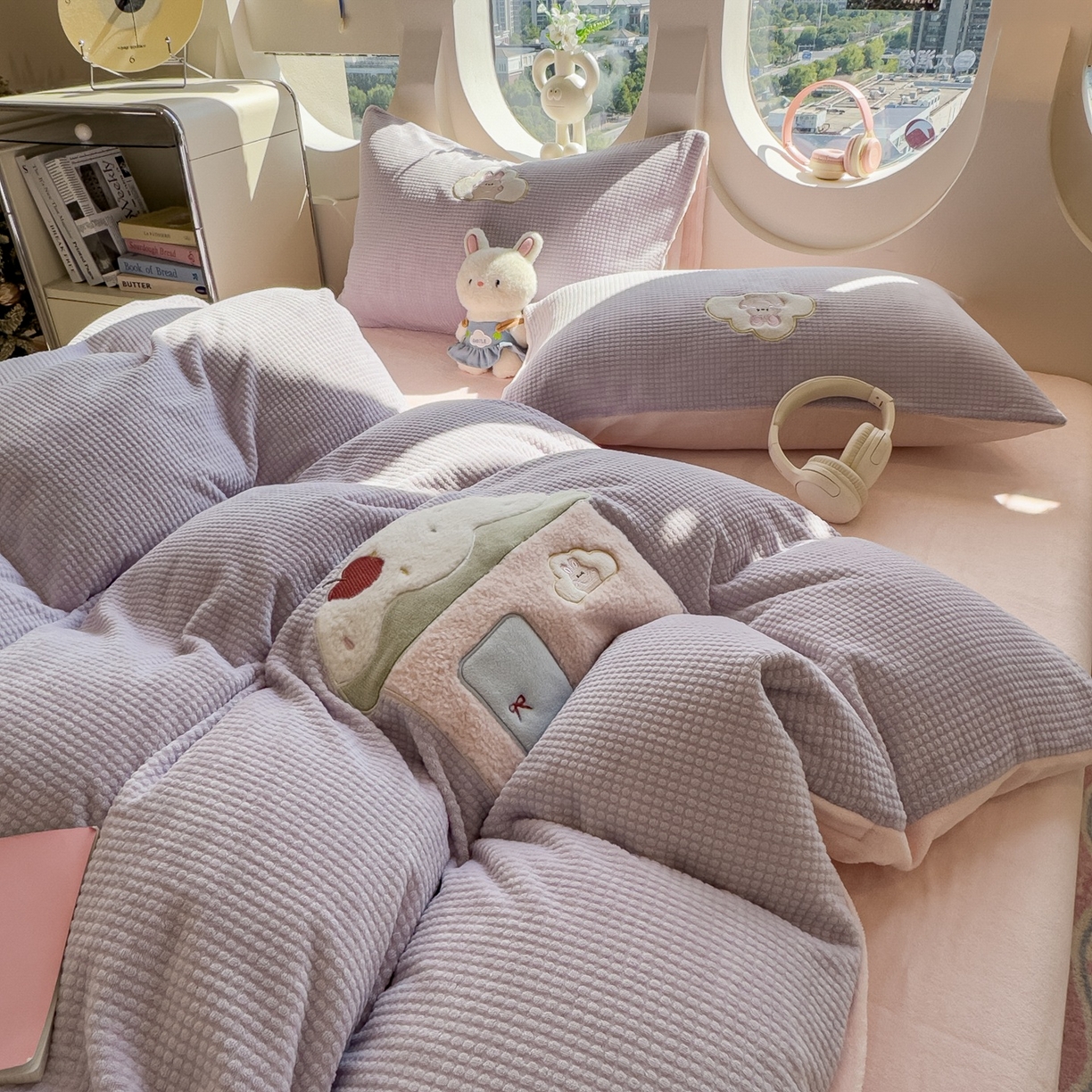 91家纺网 家纺一手货源 找家纺 凯罗 2025秋冬牛奶绒绣花四件套 奶油小屋