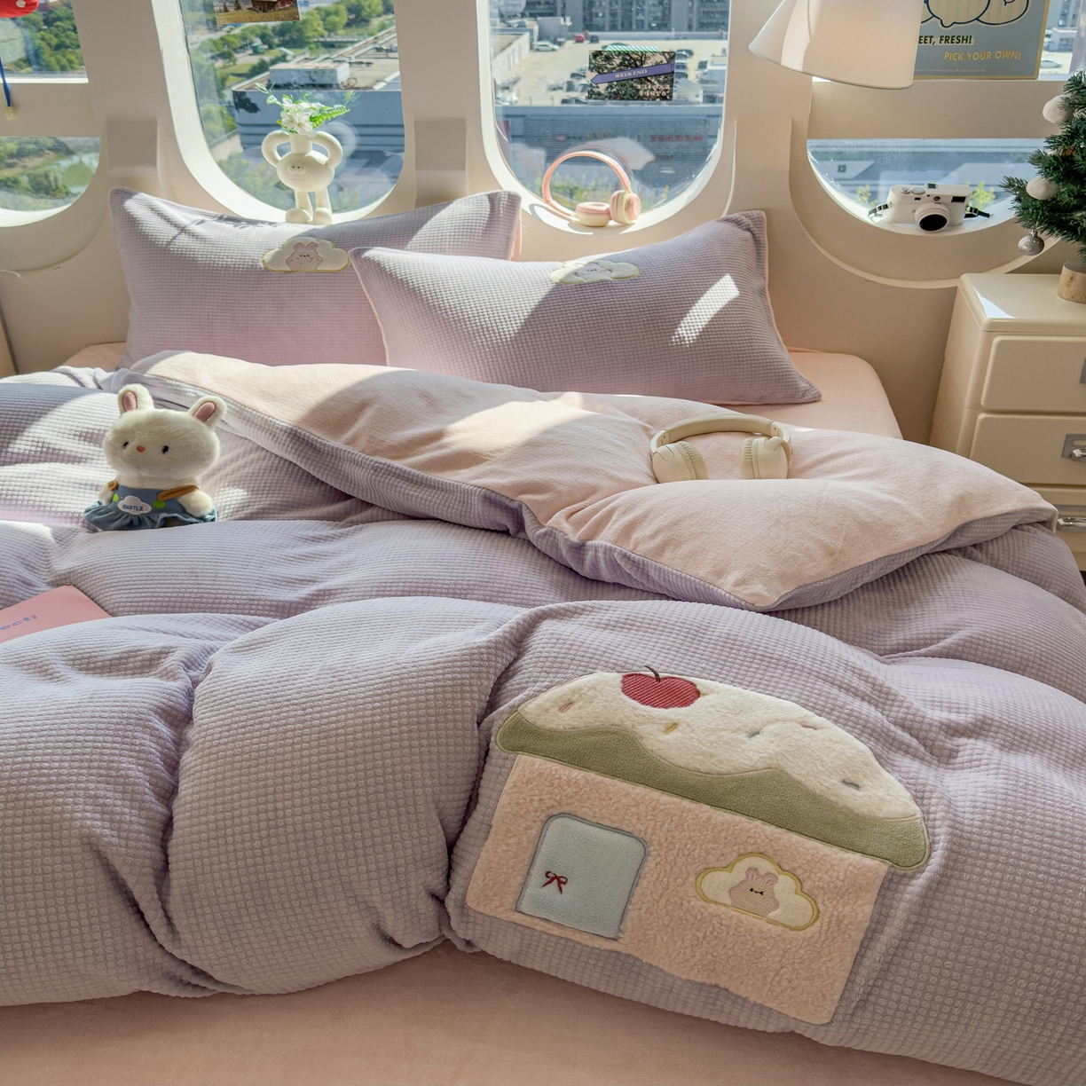 91家纺网 家纺一手货源 找家纺 凯罗 2025秋冬牛奶绒绣花四件套 奶油小屋