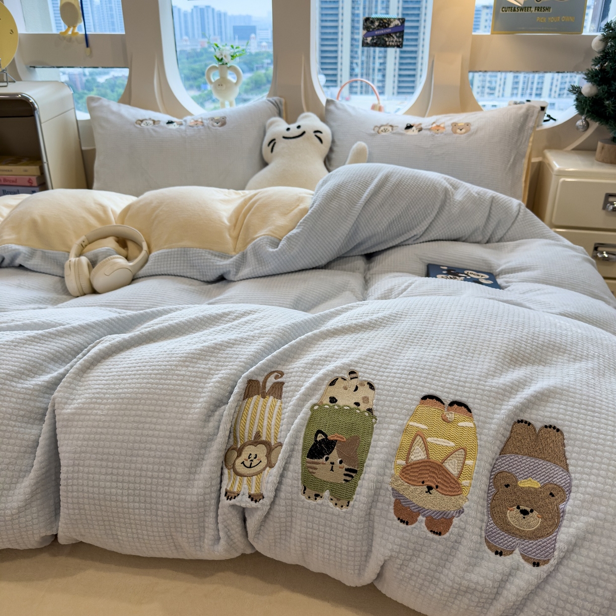 91家纺网 家纺一手货源 找家纺 凯罗 2025秋冬牛奶绒绣花四件套 趴趴乐园