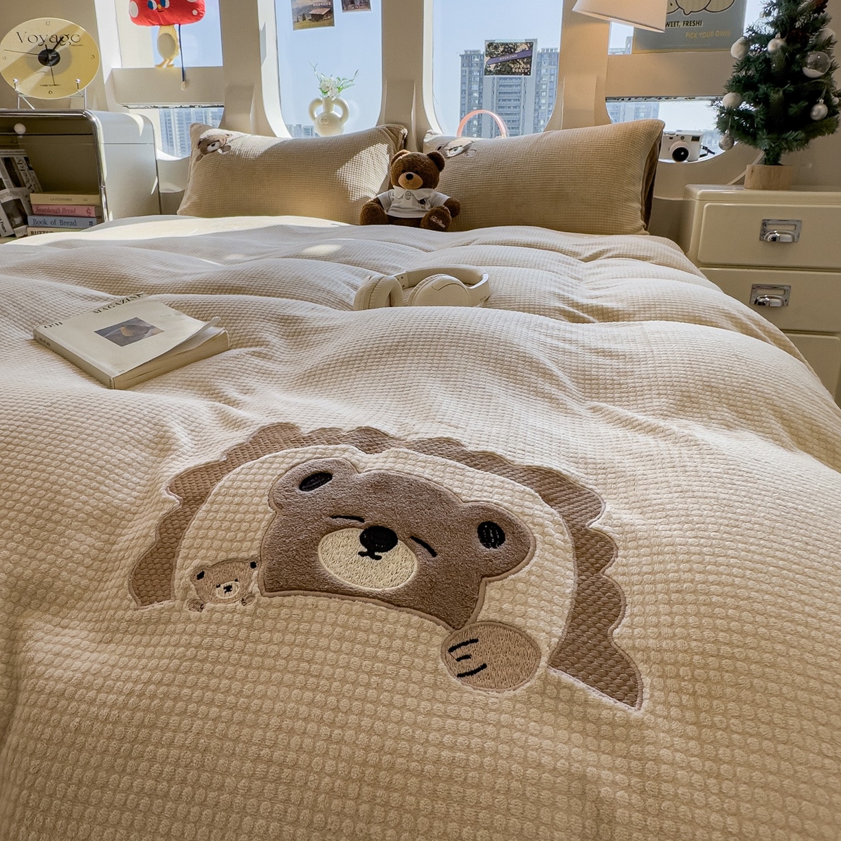 91家纺网 家纺一手货源 找家纺 凯罗 2025秋冬牛奶绒绣花四件套 贪睡小熊