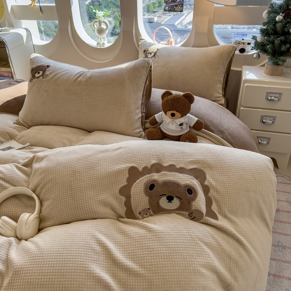 91家纺网 家纺一手货源 找家纺 凯罗 2025秋冬牛奶绒绣花四件套 贪睡小熊