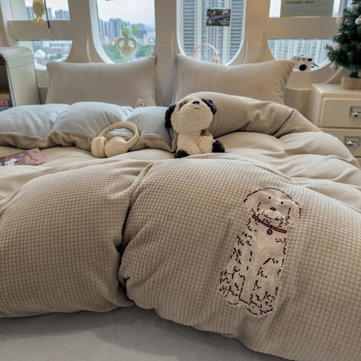 91家纺网 家纺一手货源 找家纺 凯罗 2025秋冬牛奶绒绣花四件套 可爱狗狗