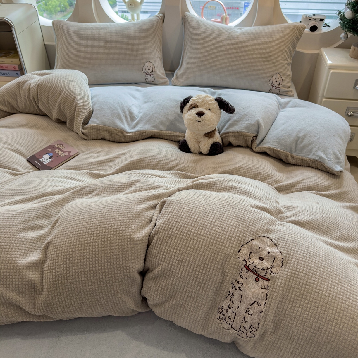 91家纺网 家纺一手货源 找家纺 凯罗 2025秋冬牛奶绒绣花四件套 可爱狗狗