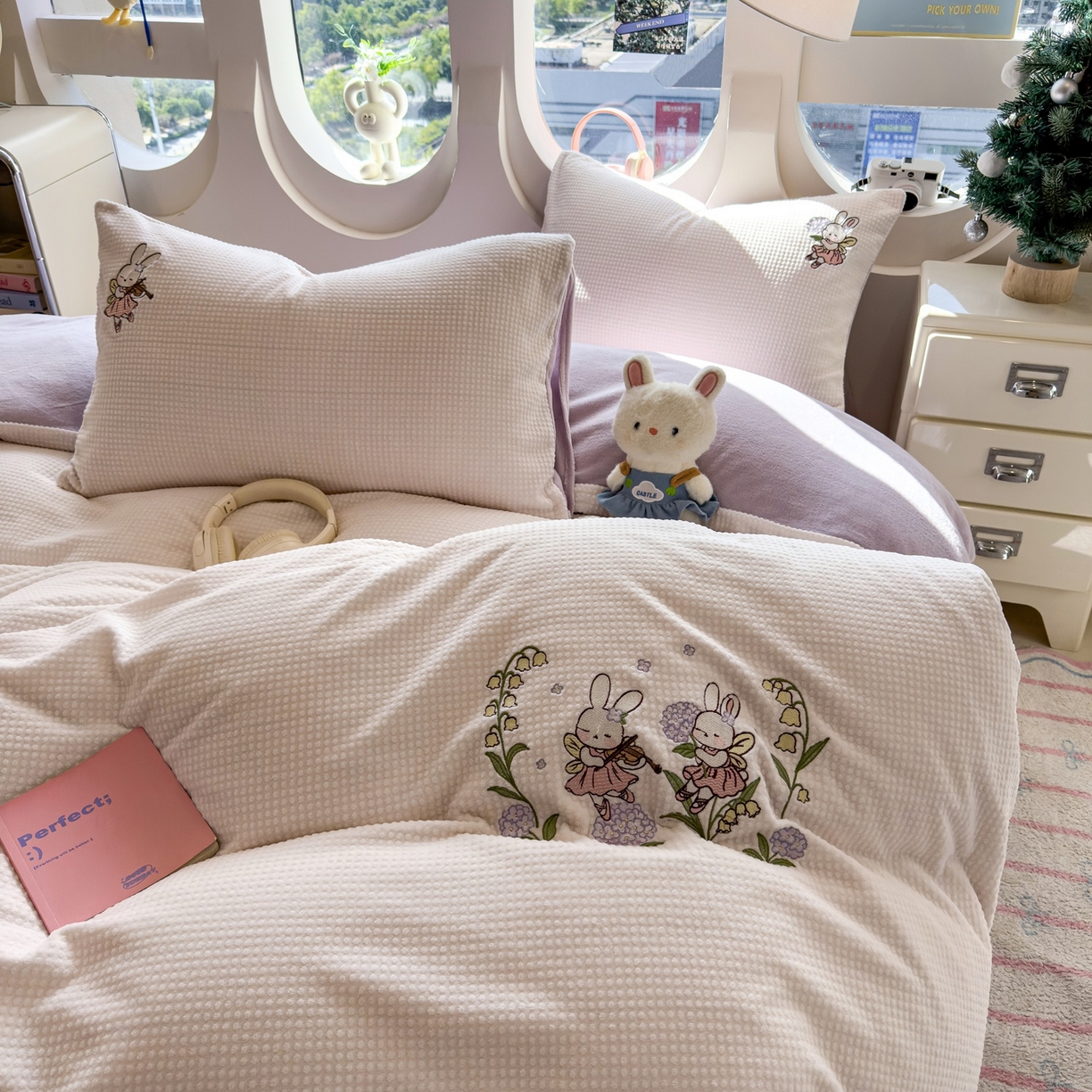 91家纺网 家纺一手货源 找家纺 凯罗 2025秋冬牛奶绒绣花四件套 兔仙子的音乐会