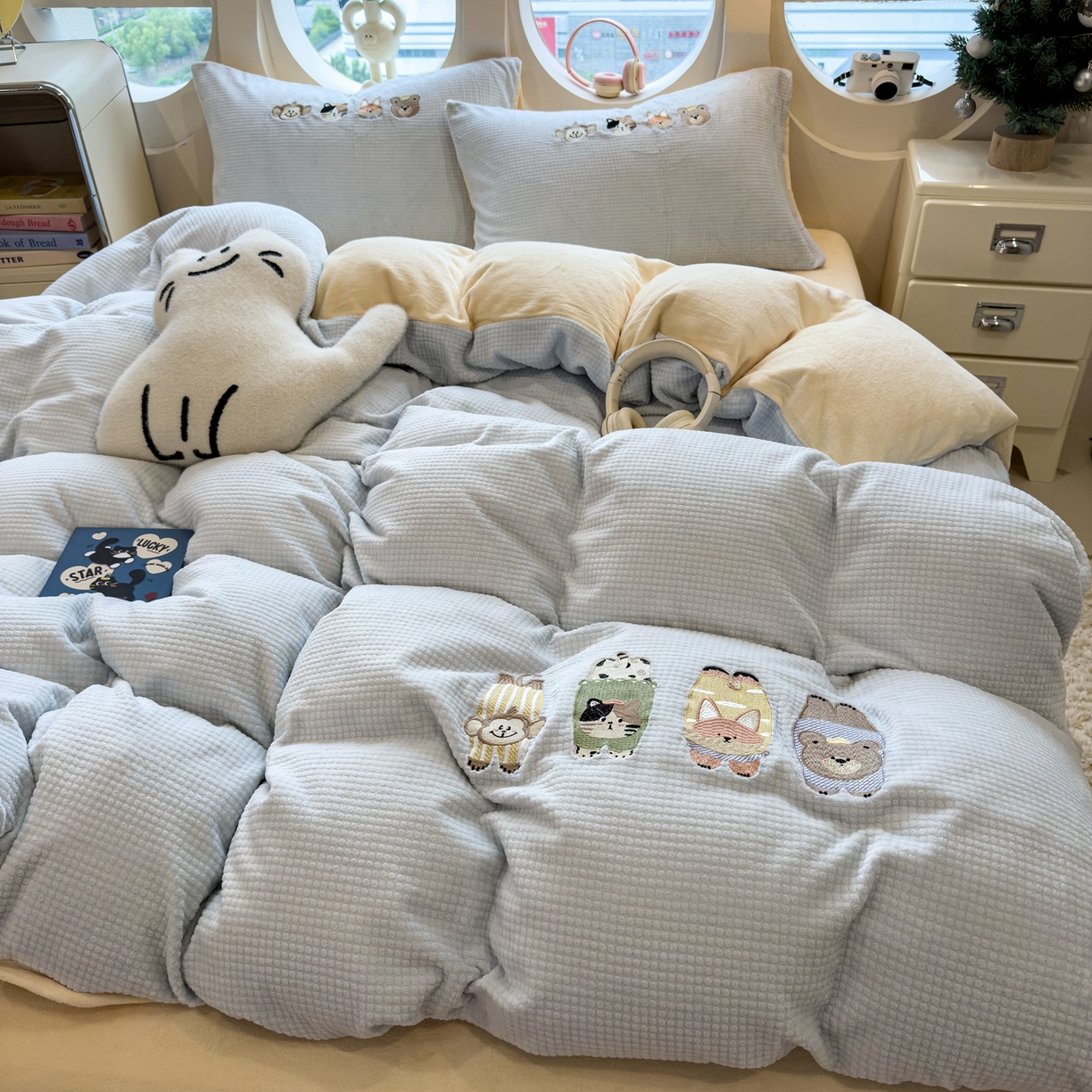 91家纺网 家纺一手货源 找家纺 凯罗 2025秋冬牛奶绒绣花四件套 趴趴乐园