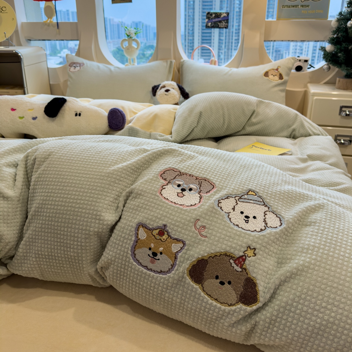 91家纺网 家纺一手货源 找家纺 凯罗 2025秋冬牛奶绒绣花四件套 淘气姐妹团