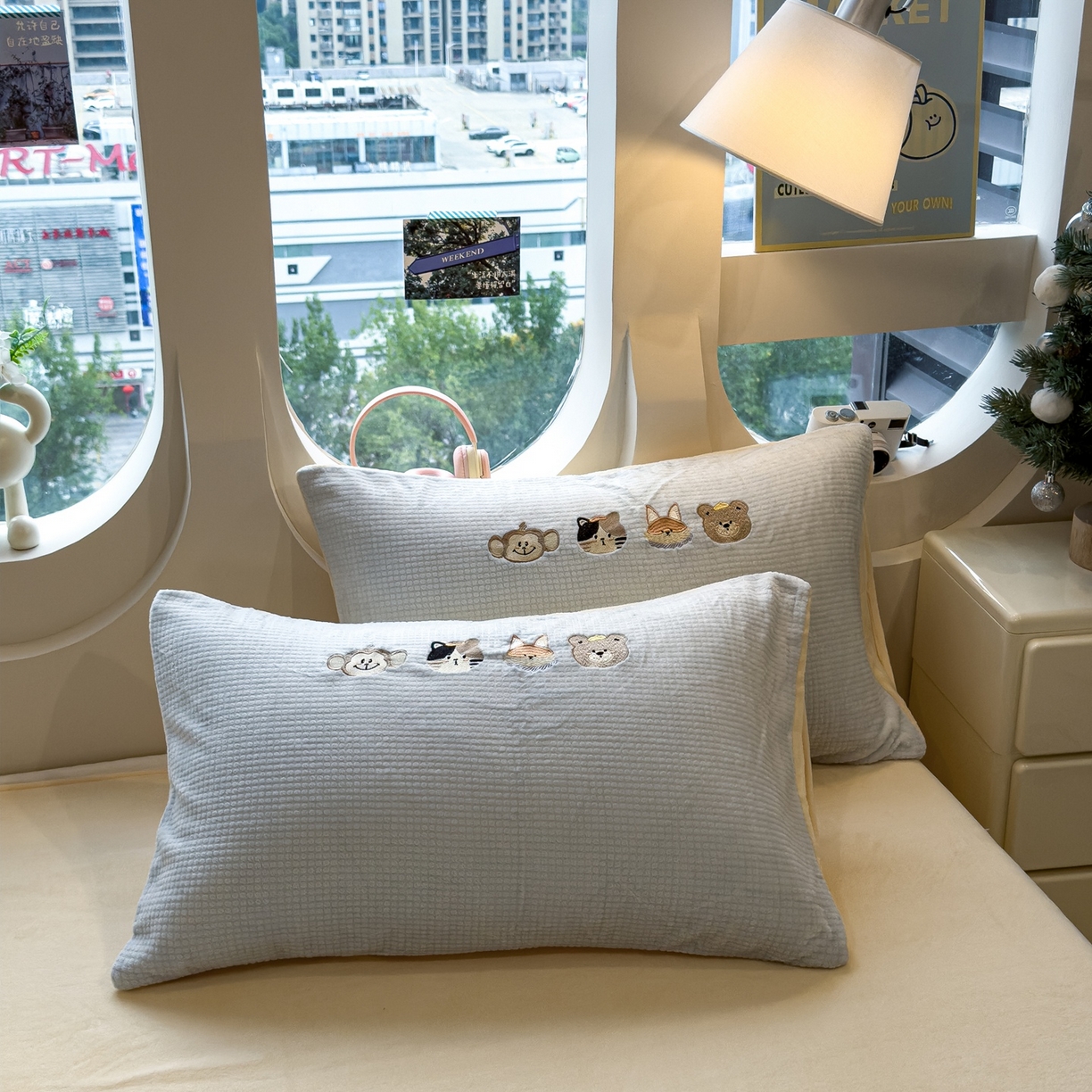 91家纺网 家纺一手货源 找家纺 凯罗 2025秋冬牛奶绒绣花四件套 趴趴乐园