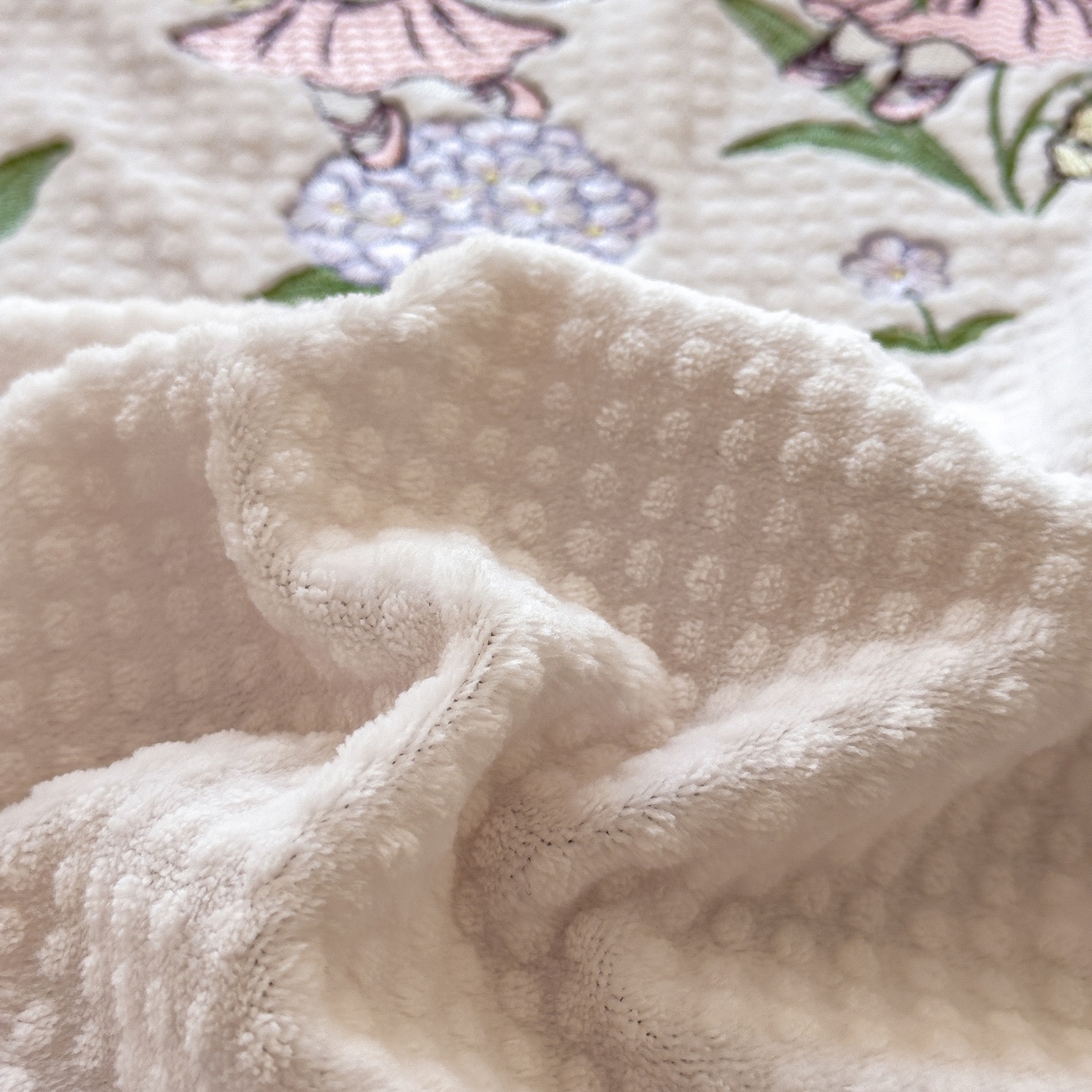 91家纺网 家纺一手货源 找家纺 凯罗 2025秋冬牛奶绒绣花四件套 兔仙子的音乐会