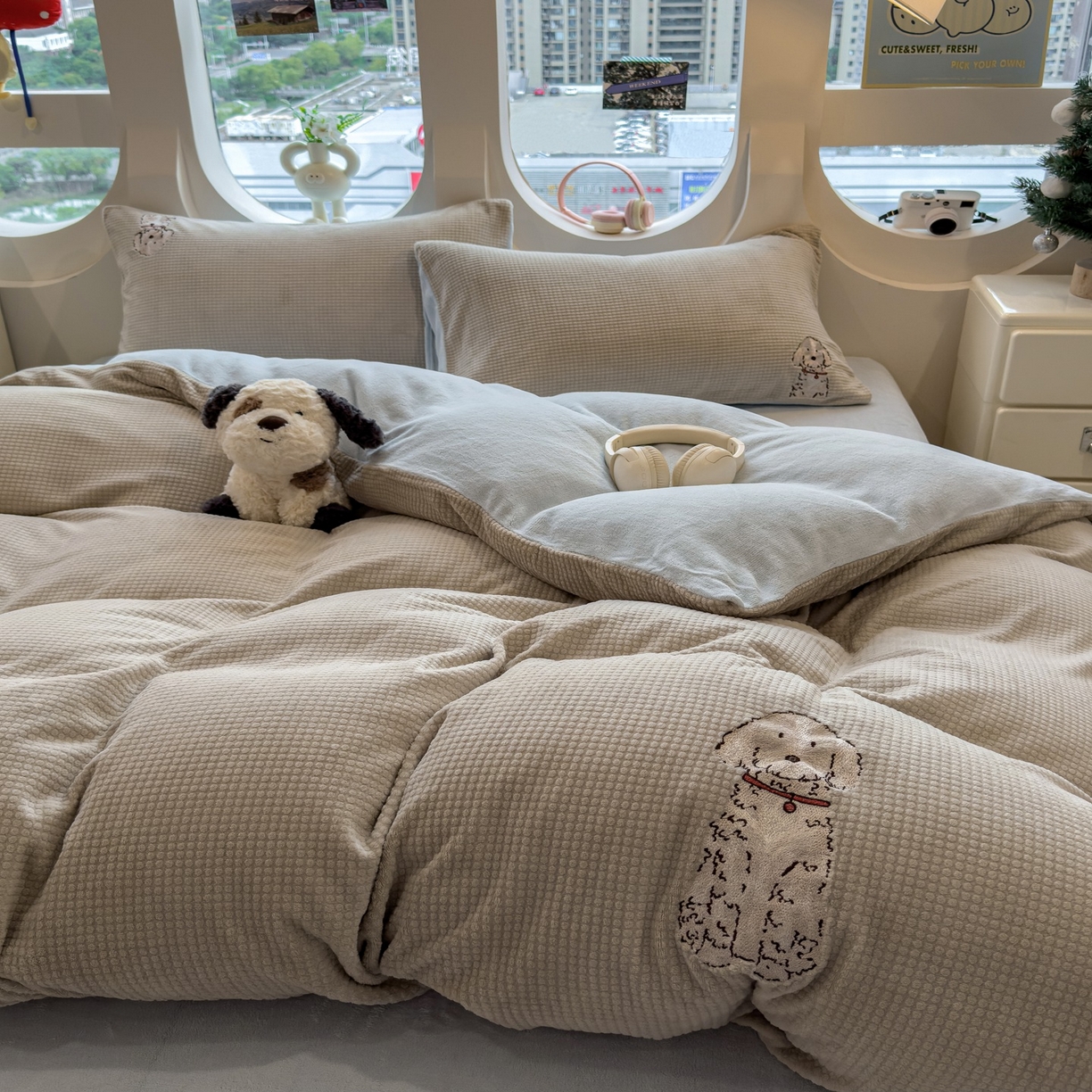 91家纺网 家纺一手货源 找家纺 凯罗 2025秋冬牛奶绒绣花四件套 可爱狗狗