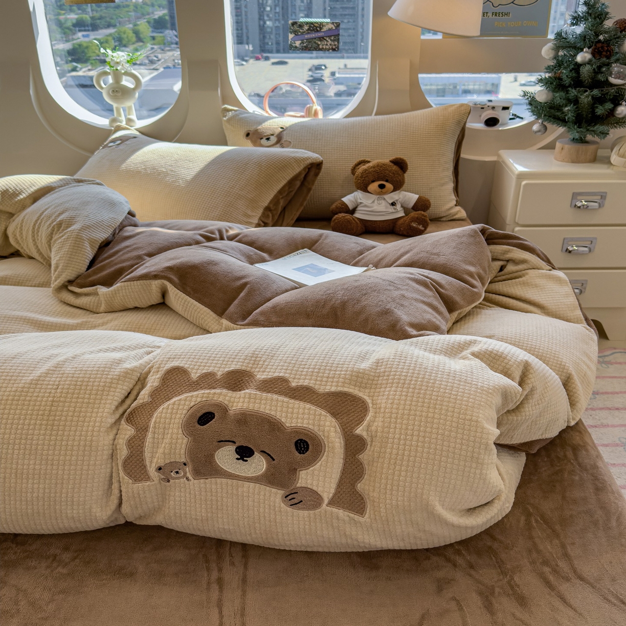 91家纺网 家纺一手货源 找家纺 凯罗 2025秋冬牛奶绒绣花四件套 贪睡小熊