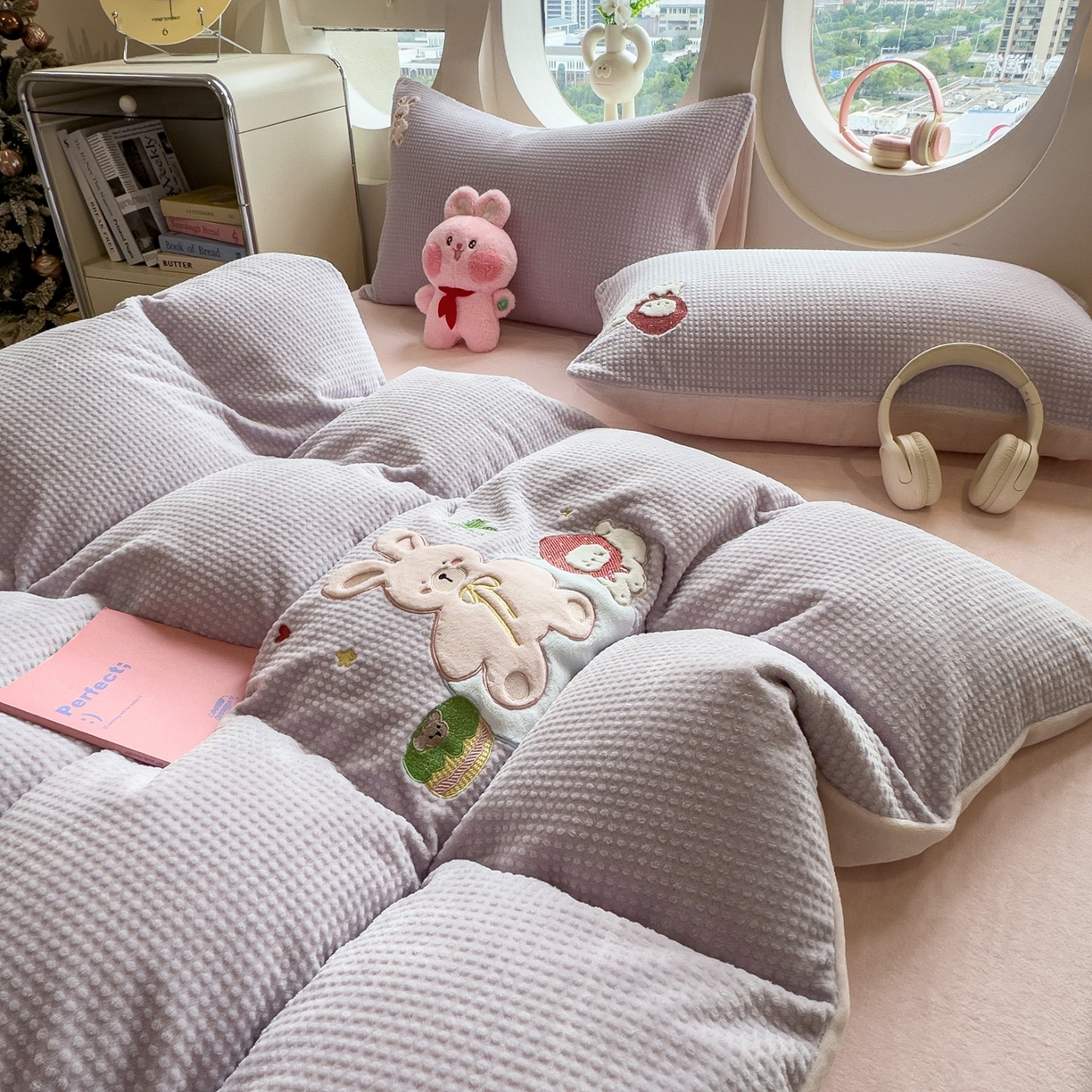 91家纺网 家纺一手货源 找家纺 凯罗 2025秋冬牛奶绒绣花四件套 萌萌兔与小花狗