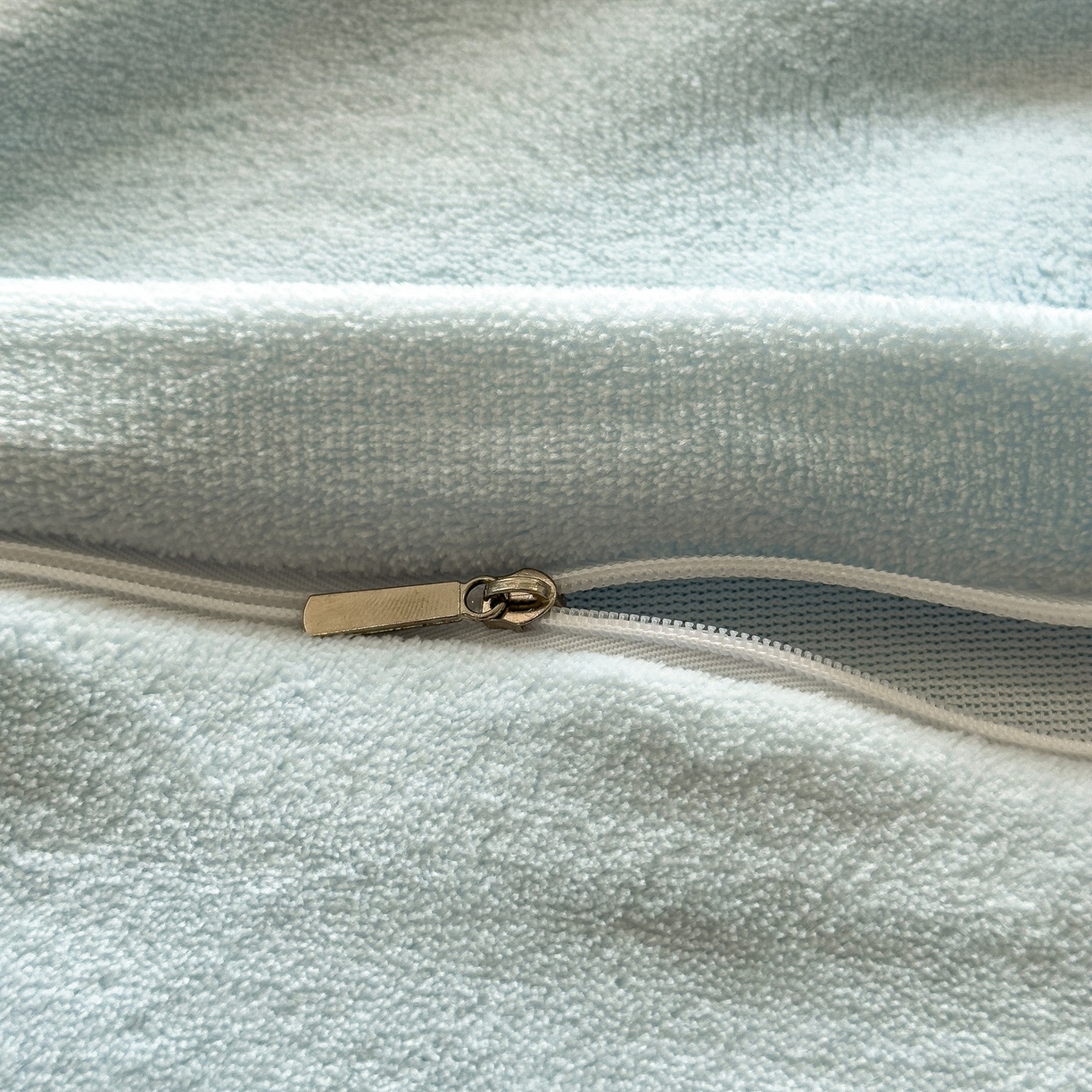 91家纺网 家纺一手货源 找家纺 凯罗 2025秋冬牛奶绒绣花四件套 萌宠大头贴