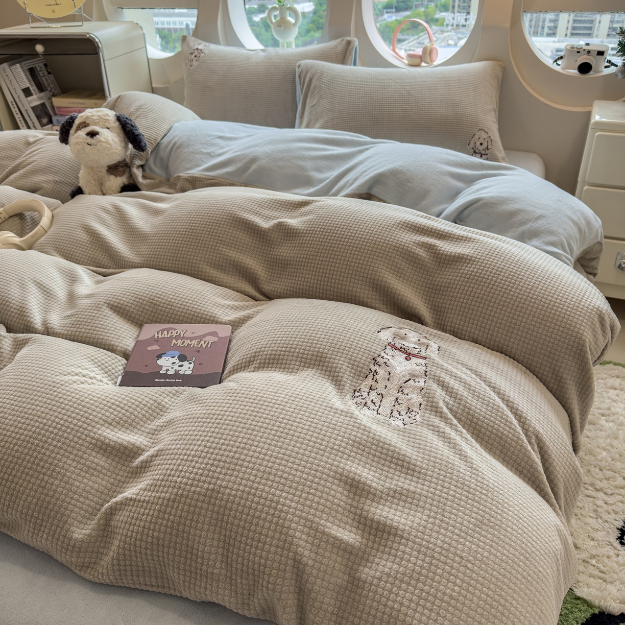 91家纺网 家纺一手货源 找家纺 凯罗 2025秋冬牛奶绒绣花四件套 可爱狗狗