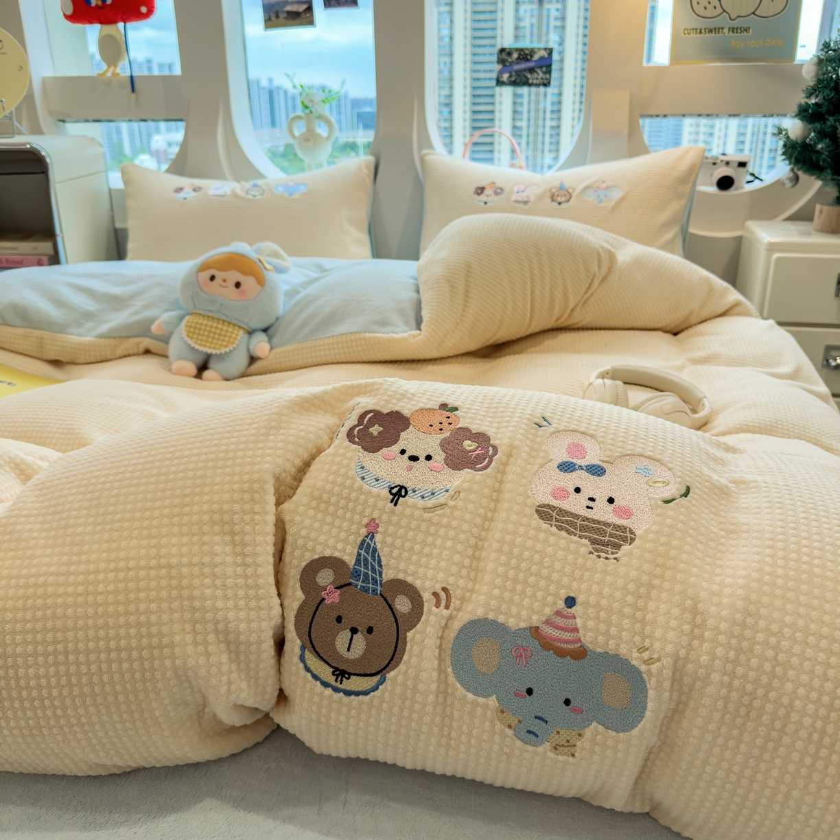 91家纺网 家纺一手货源 找家纺 凯罗 2025秋冬牛奶绒绣花四件套 萌宠大头贴