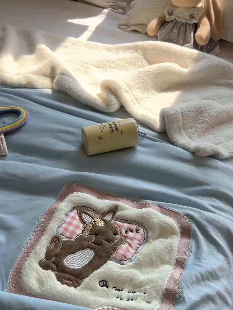 91家纺网 家纺一手货源 找家纺 子钦家纺 2025新款秋冬加厚牛奶绒羊羔绒卡通贴布绣包边毛毯（第二波） 睡觉兔-天蓝