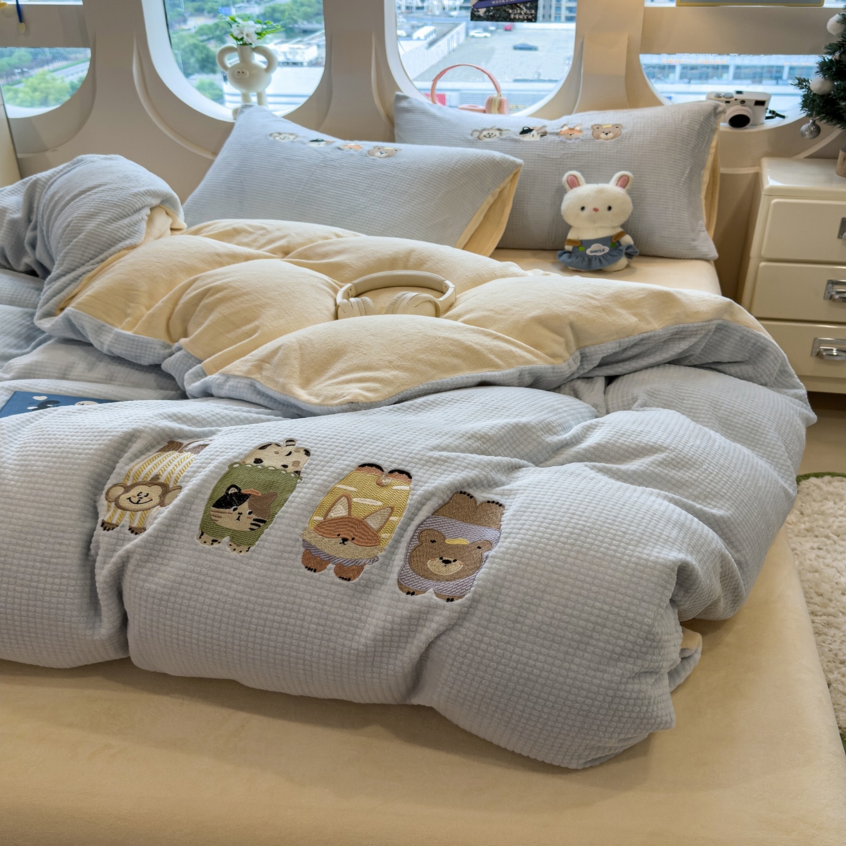 91家纺网 家纺一手货源 找家纺 凯罗 2025秋冬牛奶绒绣花四件套 趴趴乐园