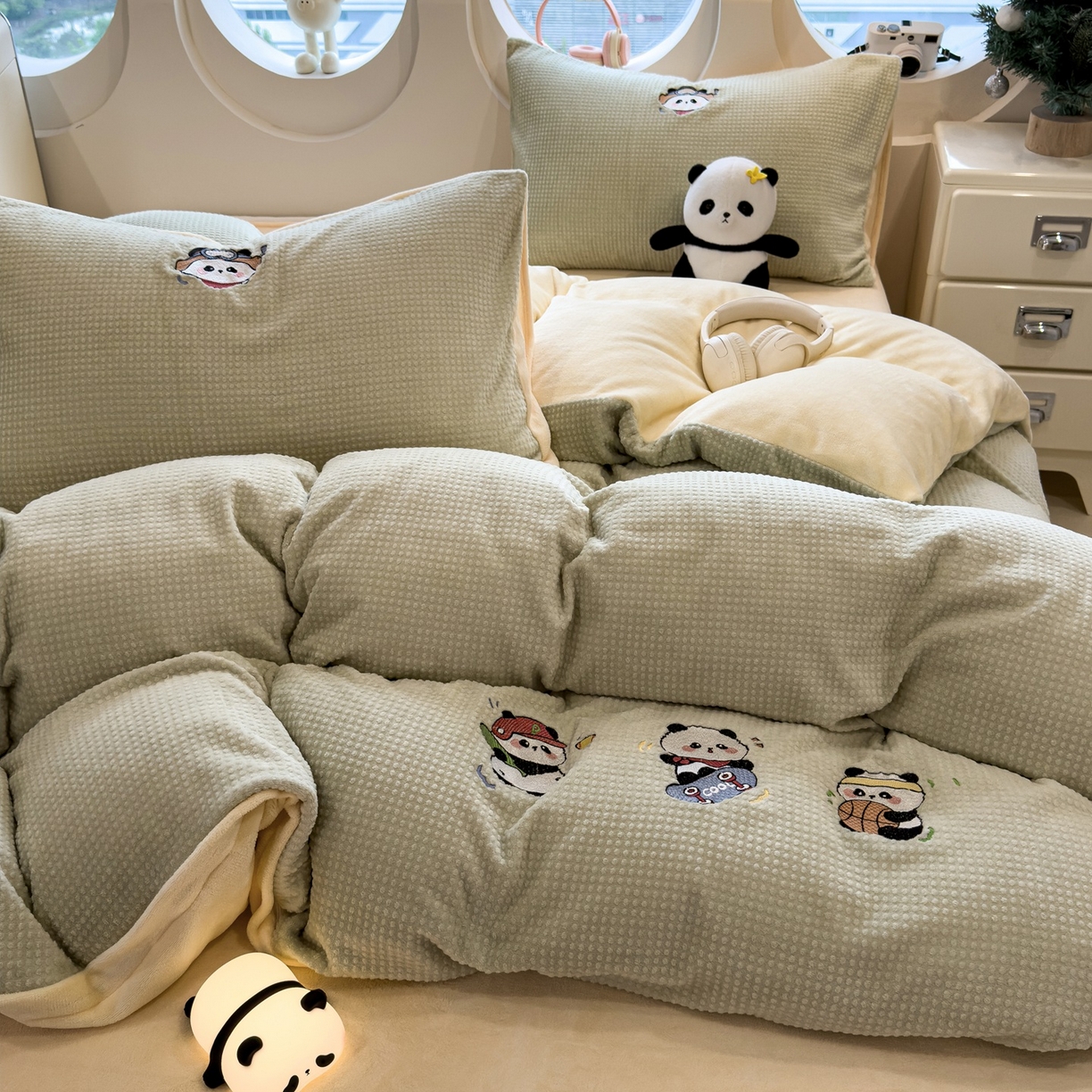 91家纺网 家纺一手货源 找家纺 凯罗 2025秋冬牛奶绒绣花四件套 熊仔兴趣班