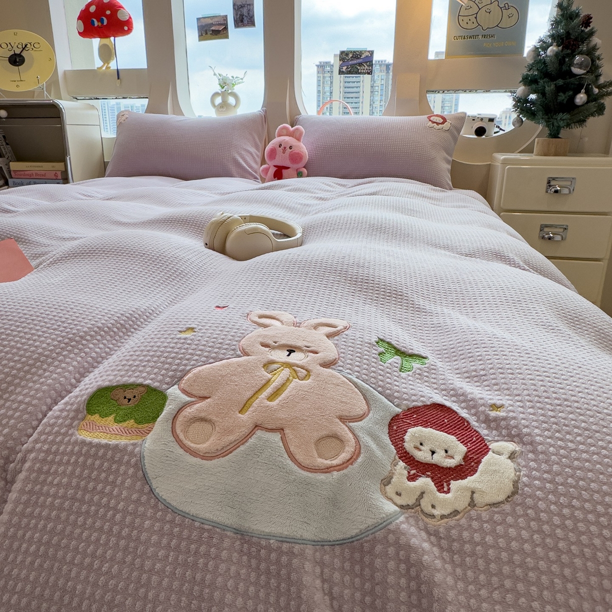 91家纺网 家纺一手货源 找家纺 凯罗 2025秋冬牛奶绒绣花四件套 萌萌兔与小花狗