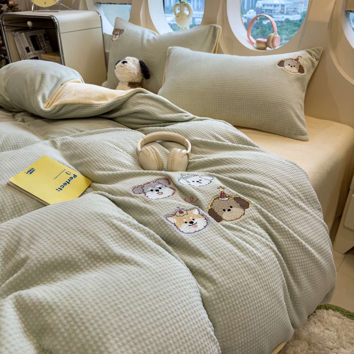 91家纺网 家纺一手货源 找家纺 凯罗 2025秋冬牛奶绒绣花四件套 淘气姐妹团