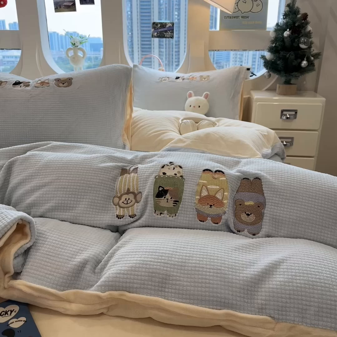 91家纺网 家纺一手货源 找家纺 凯罗 2025秋冬牛奶绒绣花四件套 趴趴乐园