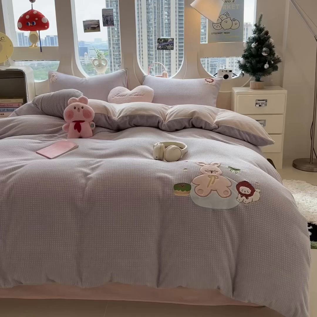 91家纺网 家纺一手货源 找家纺 凯罗 2025秋冬牛奶绒绣花四件套 萌萌兔与小花狗