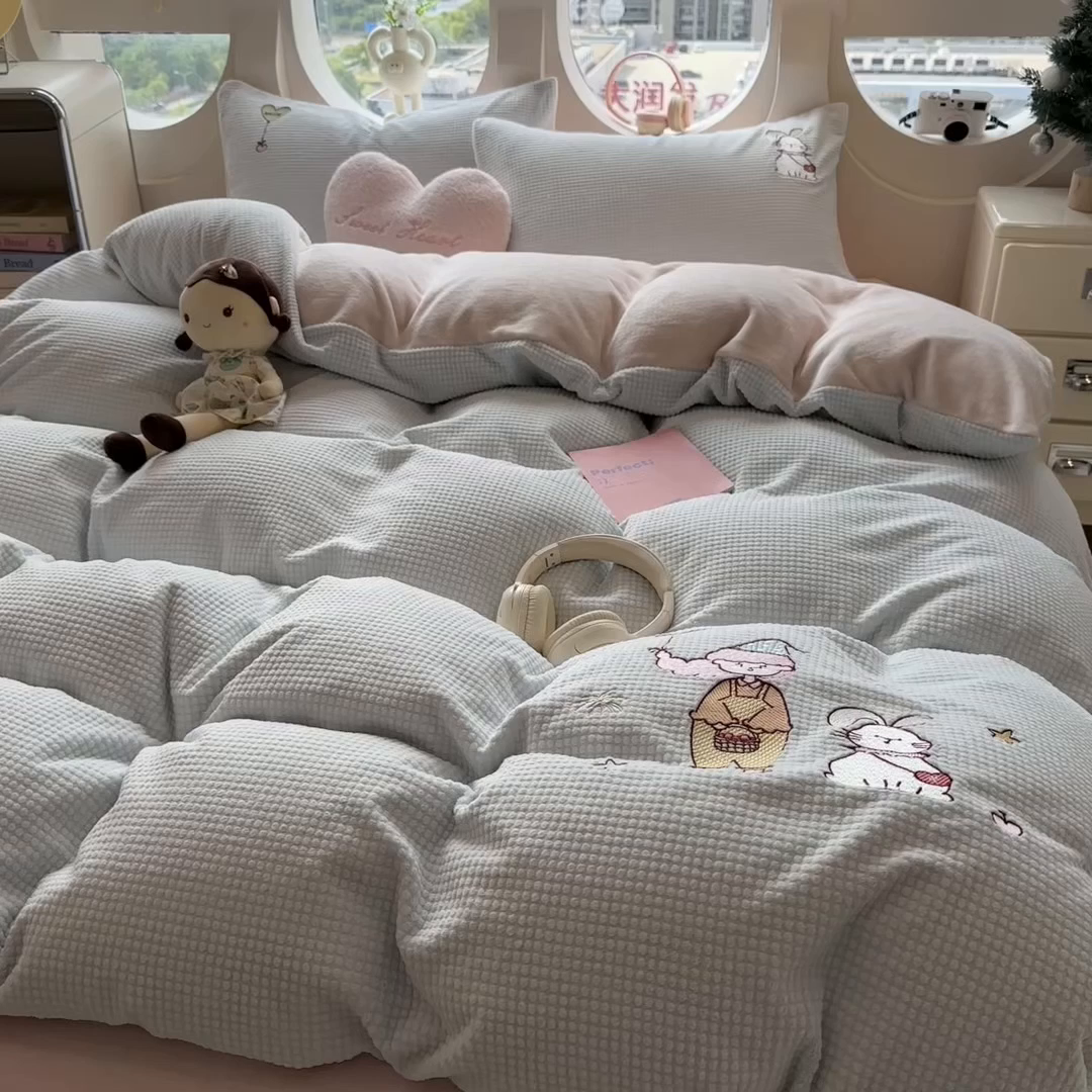 91家纺网 家纺一手货源 找家纺 凯罗 2025秋冬牛奶绒绣花四件套 一起看烟花