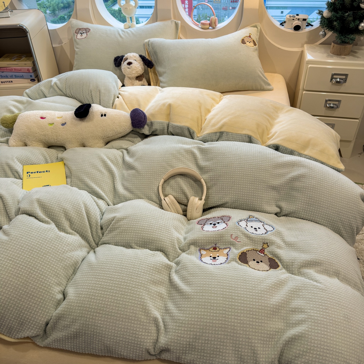 91家纺网 家纺一手货源 找家纺 凯罗 2025秋冬牛奶绒绣花四件套 淘气姐妹团