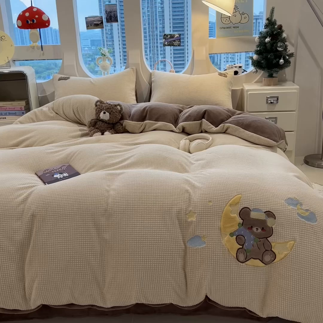 91家纺网 家纺一手货源 找家纺 凯罗 2025秋冬牛奶绒绣花四件套 晚安熊仔