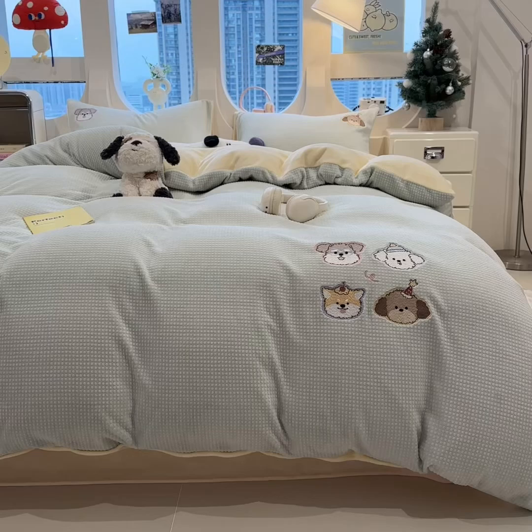 91家纺网 家纺一手货源 找家纺 凯罗 2025秋冬牛奶绒绣花四件套 淘气姐妹团