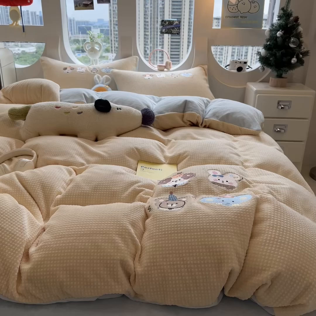 91家纺网 家纺一手货源 找家纺 凯罗 2025秋冬牛奶绒绣花四件套 萌宠大头贴