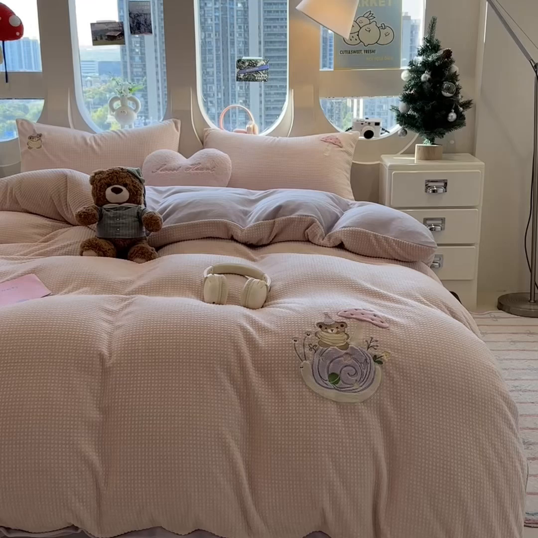 91家纺网 家纺一手货源 找家纺 凯罗 2025秋冬牛奶绒绣花四件套 骑着蜗牛去上学