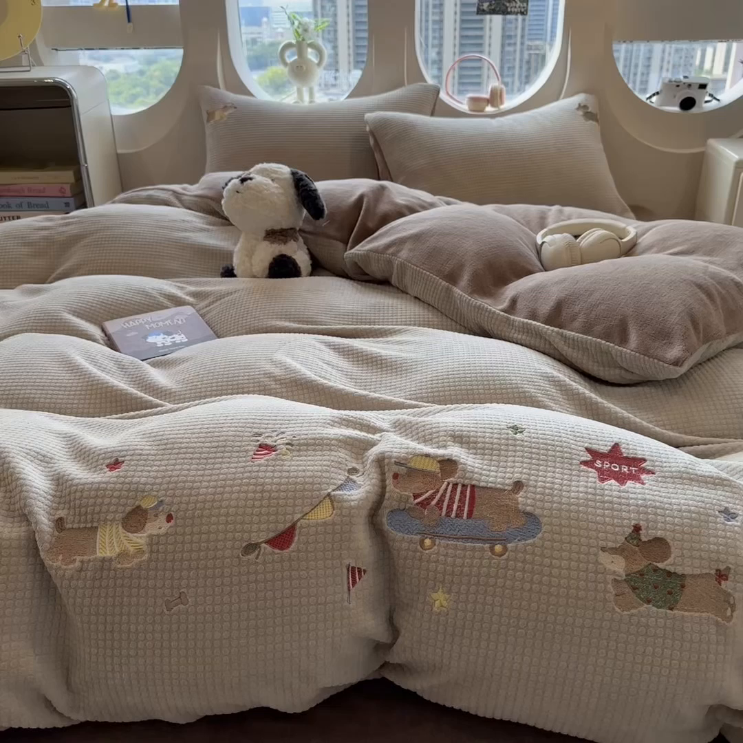 91家纺网 家纺一手货源 找家纺 凯罗 2025秋冬牛奶绒绣花四件套 狗狗运动会