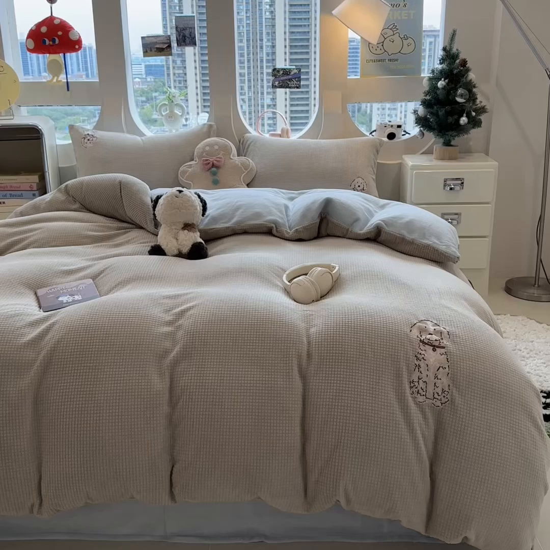 91家纺网 家纺一手货源 找家纺 凯罗 2025秋冬牛奶绒绣花四件套 可爱狗狗